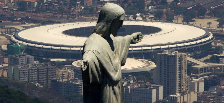 El Cristo en Rio de Janeiro, atrás el mítico Maracaná