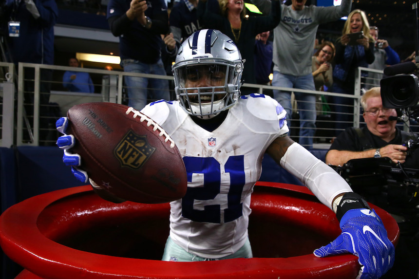 Ezekiel Elliott celebra un TD con Cowboys