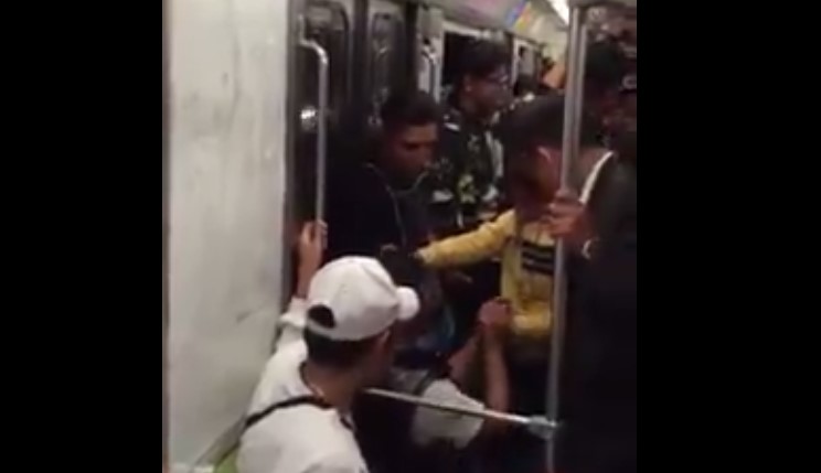 Propuesta de matrimonio en el Metro