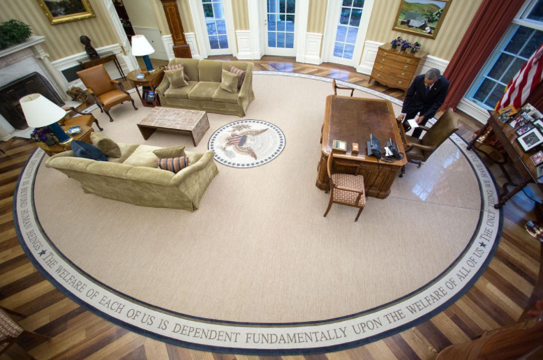 Obama dejando una carta a Trump en su escritorio