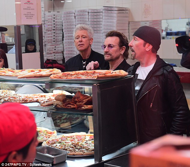 U2 sorprendió a sus fans al aparecer sorpresivamente en una pizzería de Nueva York