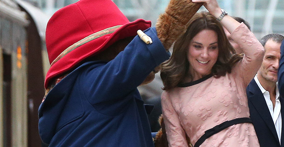 No dejarás de reírte con este video de Kate Middleton bailando con el osito Paddington