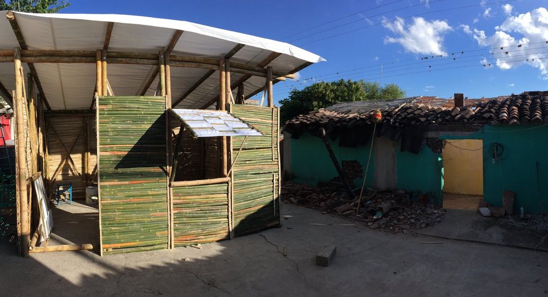 Construyen casas de bambú temporales para damnificados del sismo en Puebla  