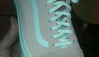 Grises con verde o blancos con rosa… ¿de qué color son estos tenis?