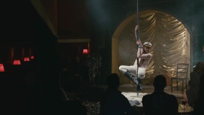 Un gordito que hace strip-tease y mucha champagne en el nuevo video de The National