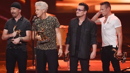 U2 durante una premiación