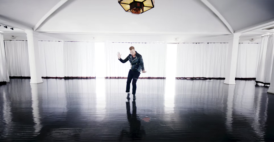 Josh Homme saca su lado más “Bailando por un sueño” en nuevo video