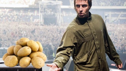 Fan pela una papa en concierto de Liam Gallagher porque sí, Liam lo pidió