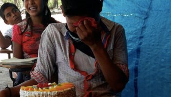 El niño que llora al recibir su primer pastel de cumpleaños