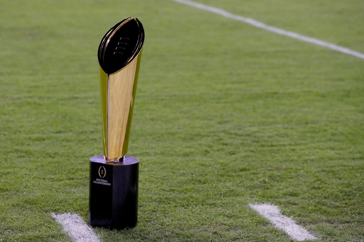 El trofeo al campeón del futbol americano colegial