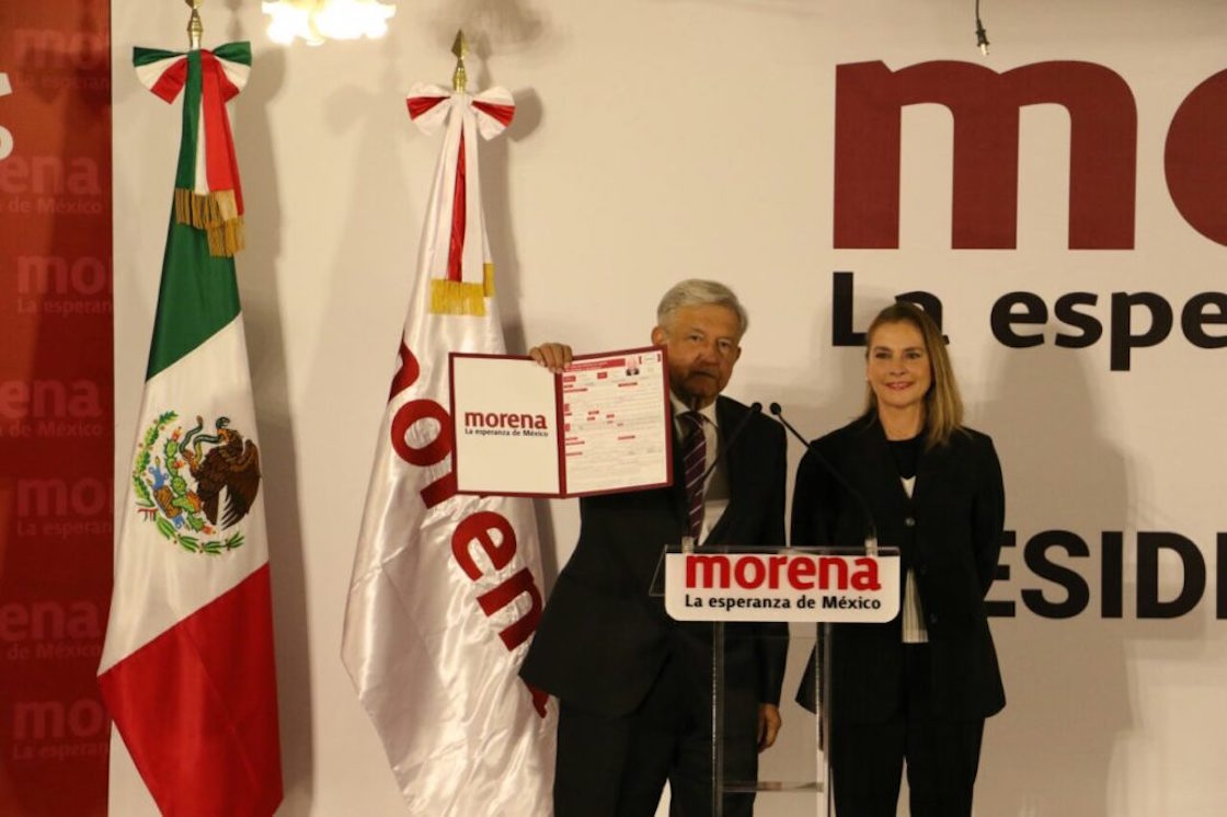 López Obrador se registra como precandidato de Morena