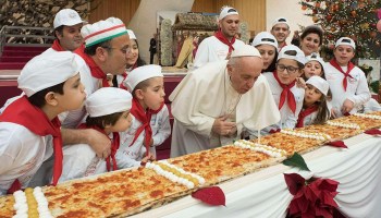 El Papa celebra su cumpleaños con una pizza G I G A N T E