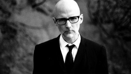 Moby hace un llamado de atención al mundo con “Mere Anarchy”