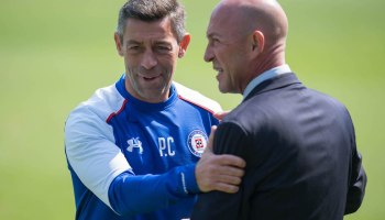 Muy bonito y todo, pero Caixinha no pudo ganar en su debut con Cruz Azul