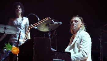 Escucha la nueva canción tropical y altruista ‘Ann Ale!’ de Arcade Fire