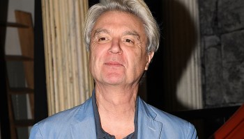 ¡Ya falta menos! David Byrne lanza su nueva canción “This is That”