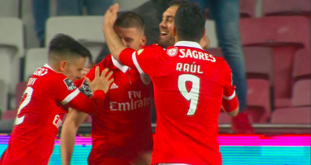 gol de Raúl Jiménez con Benfica contra el Río Ave