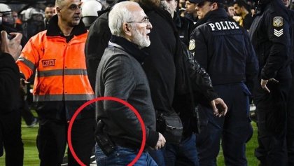 El Presidente del PAOK bajó al campo y amenazó a un árbitro portando un arma