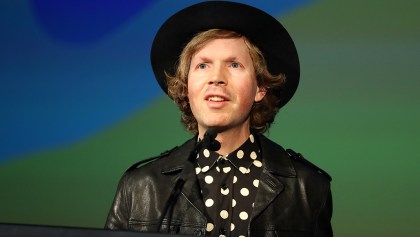 ¿De artista reconocido a acto telonero? Beck nos cuenta cuando abrió los shows de U2