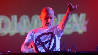 Moby muestra la crudeza y falsedad del mundo en EWBANH