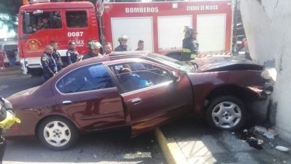 Asesinan a automovilista en Paseos de Churubusco, Iztapalapa, y este choca contra una vivienda