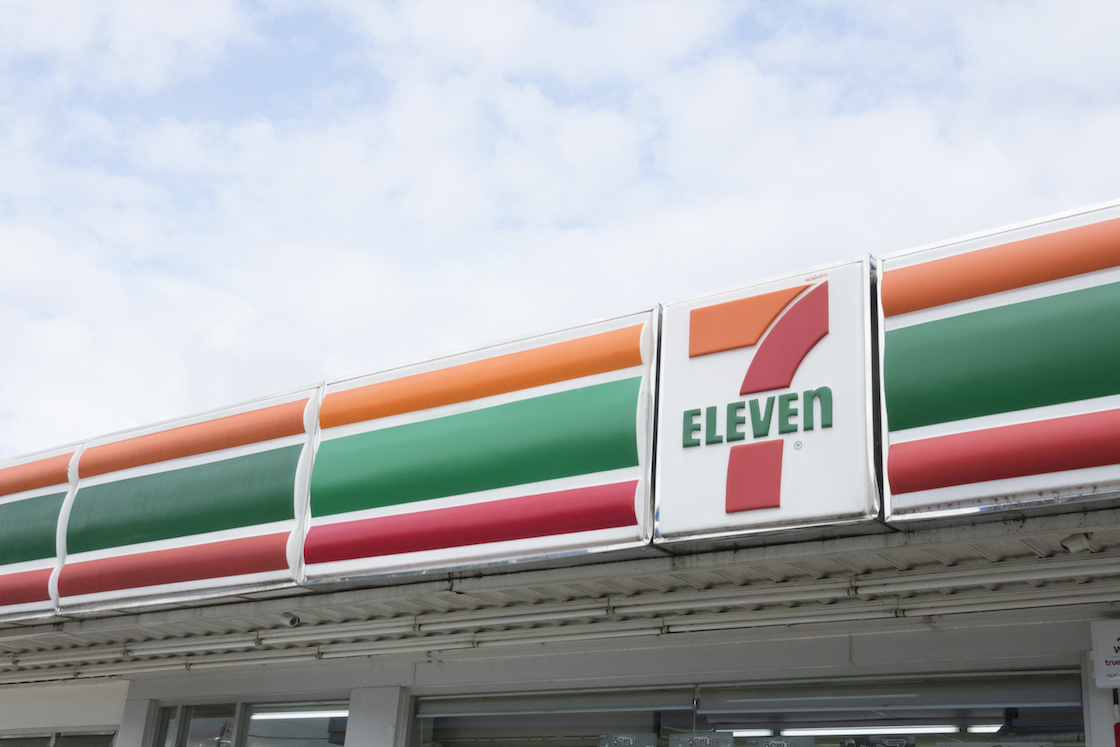 Ladrones se hacen pasar por cajeros del Seven Eleven para llevarse un mejor botín