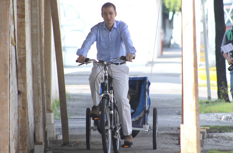 Ricardo Anaya en bicicleta