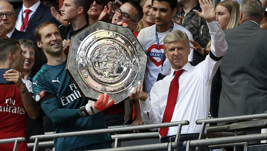 Arsene Wenger festeja junto al arquero Petr Cech su último título con el Arsenal, el de la FA Community Shield