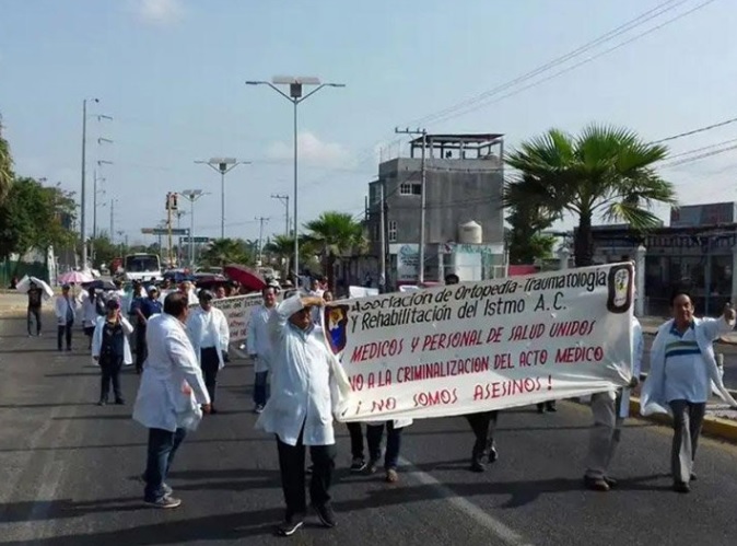 Marcha médicos a favor de colega