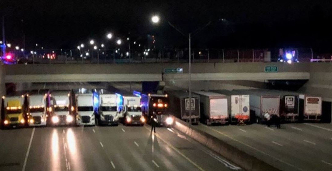 Tráilers debajo de un puente