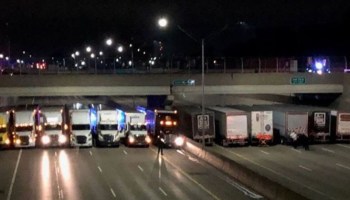 Tráilers debajo de un puente