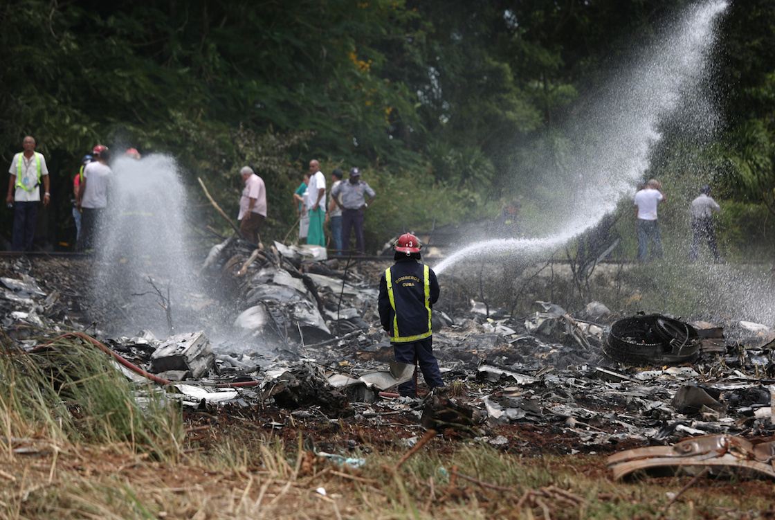 Bomberos trabajando en la zona donde cayó un Boeing 737 en Boyeros, a unos 20 kilómetros al sur de La Habana