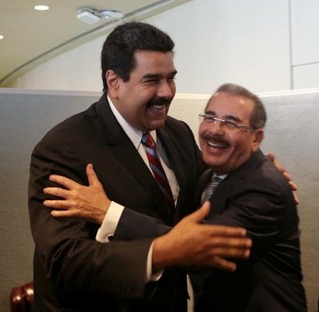 danilo y maduro abrazados