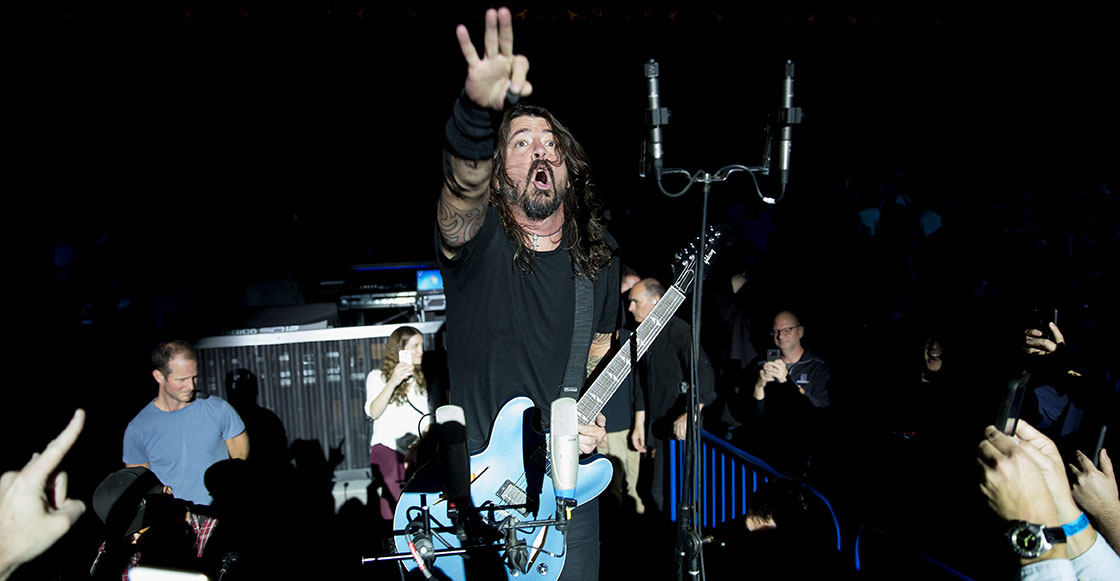 ¡Aplicando un Juangabrielazo! Dave Grohl casi se rompe su pierna… otra vez