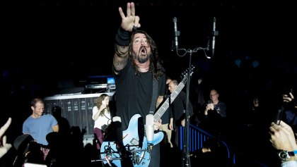 ¡Aplicando un Juangabrielazo! Dave Grohl casi se rompe su pierna… otra vez