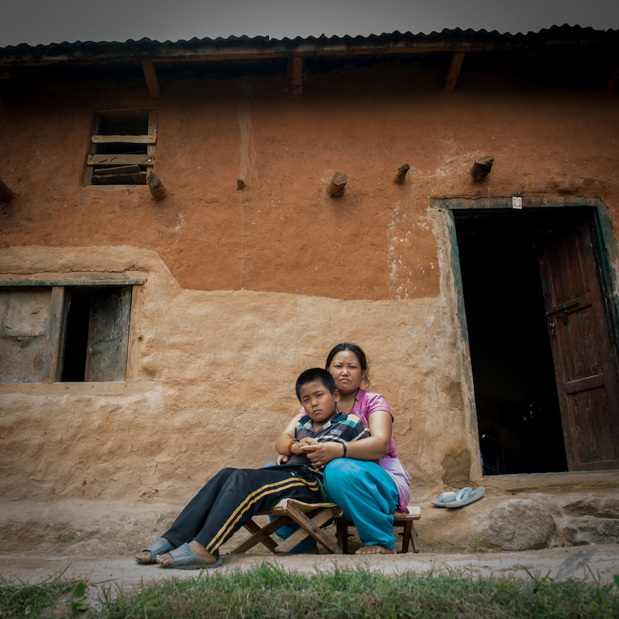 familia-tamang-nepal-dollar-store