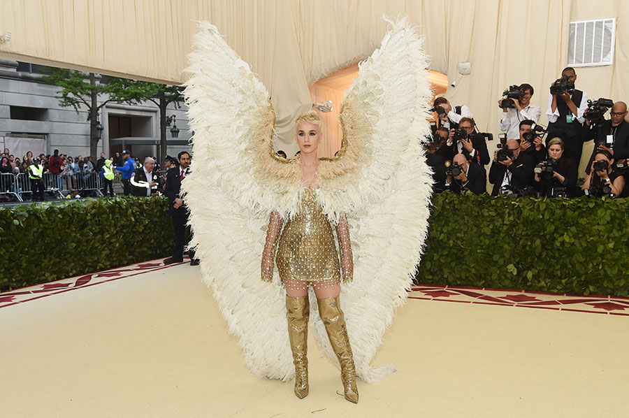 Rihanna saca su Papa interior y Katy Perry las alas (not kidding) en la Met Gala 2018