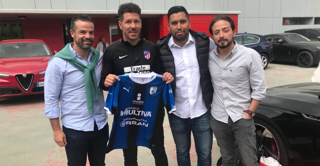 ¿Qué hace el Cholo Simeone con la playera de Gallos?