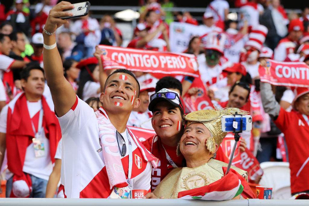 Afición peruana en el Peru vs Dinamarca