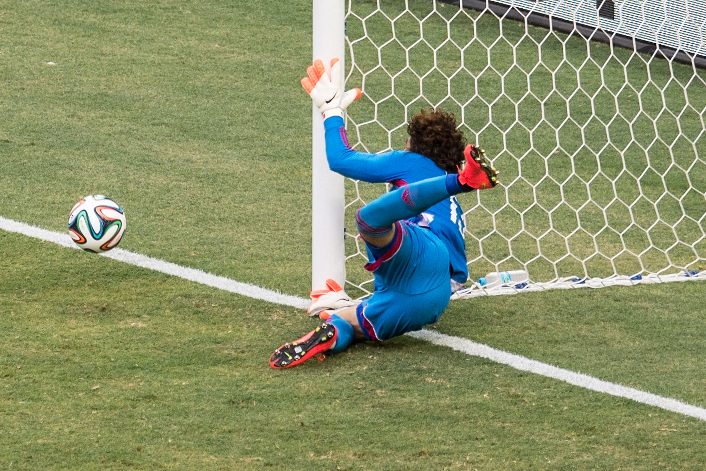 Las mejores atajadas de Ochoa en Brasil 2014