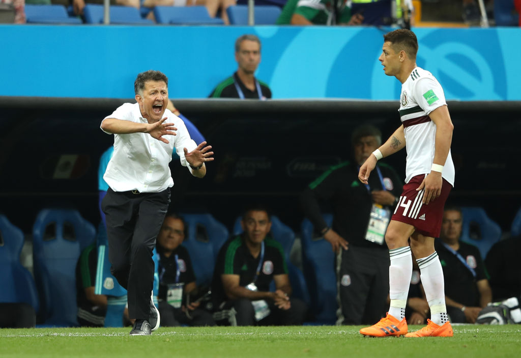 Juan Carlos Osorio dando instrucciones a Chicharito