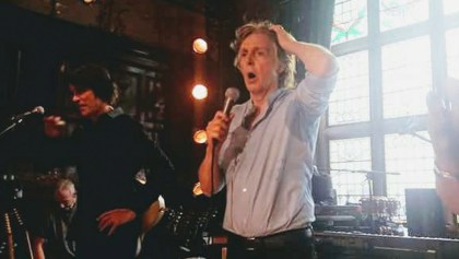 ¡Tipazo! Paul McCartney sorprende a fans con un concierto secreto en un pub de Liverpool