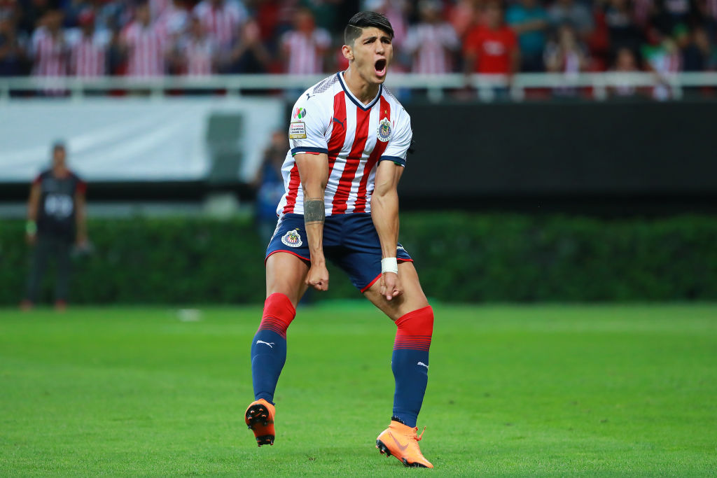 Alan Pulido piensa que Cardozo lo está haciendo 'mejor goleador'