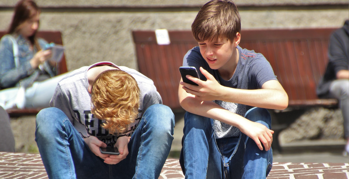 Prohíben celulares en escuelas de Francia