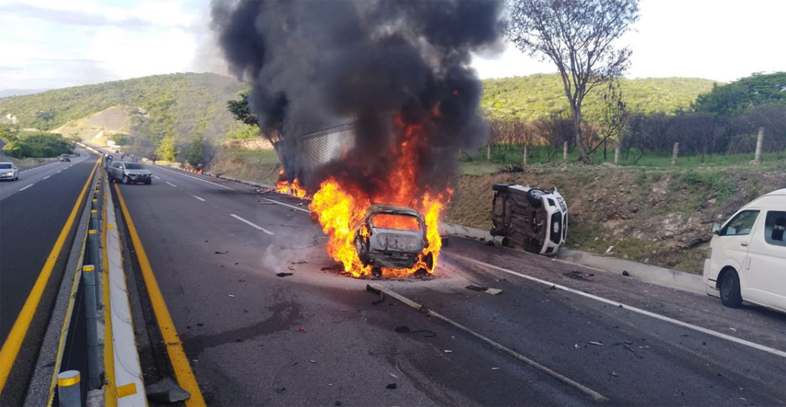 Cerraron la autopista del Sol por incendio de un tráiler y un automóvil