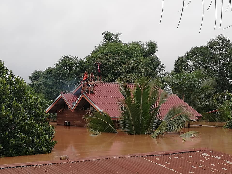 Derrumbe en presa deja inundación en Laos