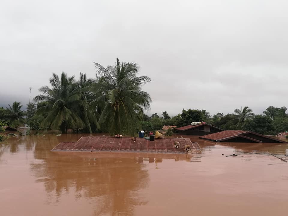 Derrumbe en presa deja inundación en Laos