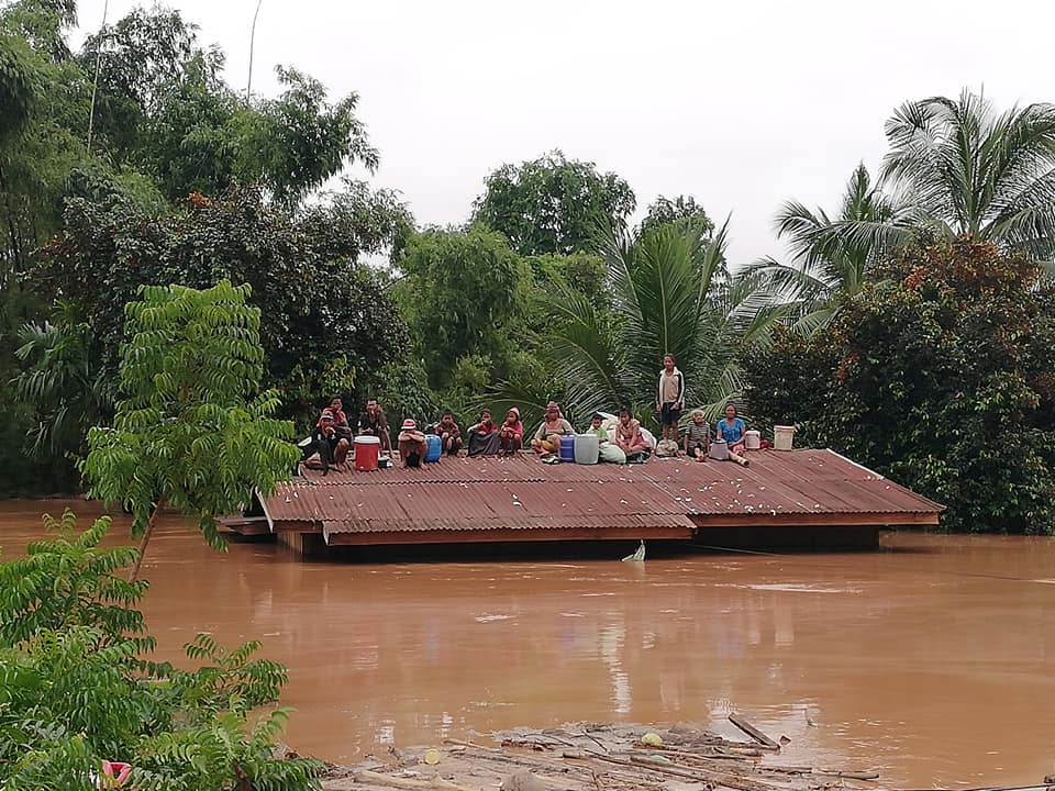 Derrumbe en presa deja inundación en Laos