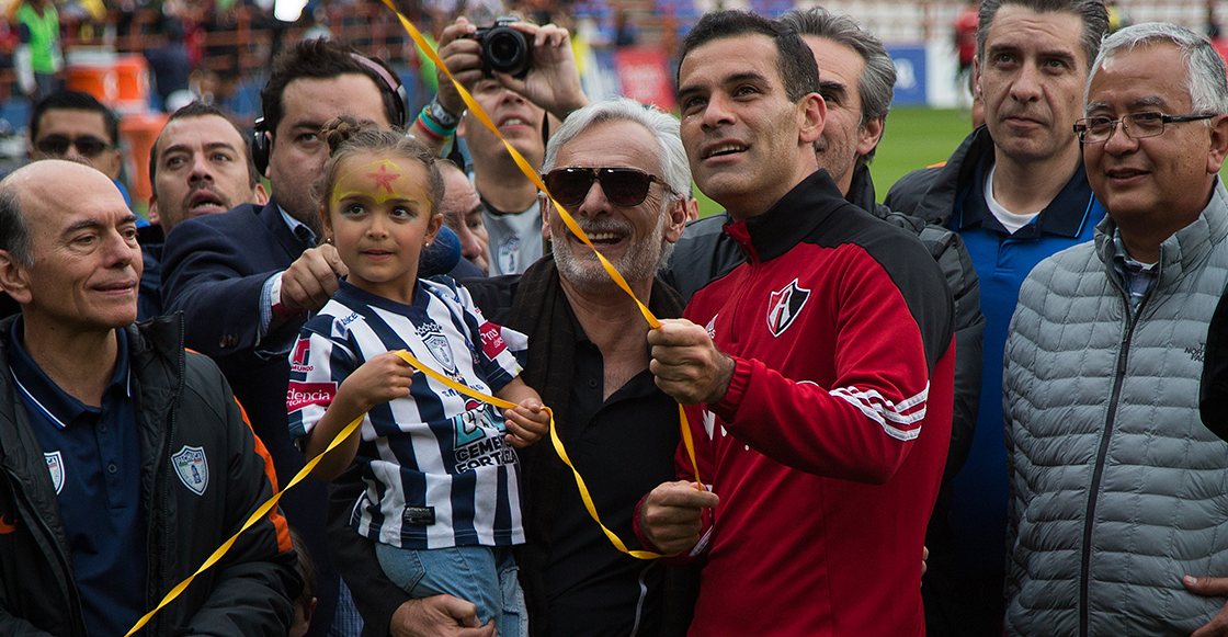 Rafa Márquez posando con los clores del Atlas