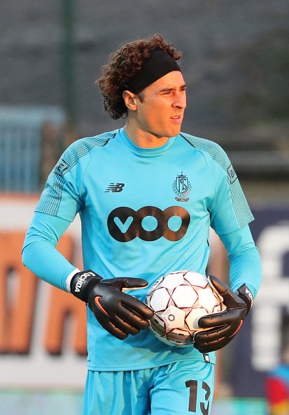 Pese a error de Ochoa, Standard Lieja rescató empate ante el Ajax